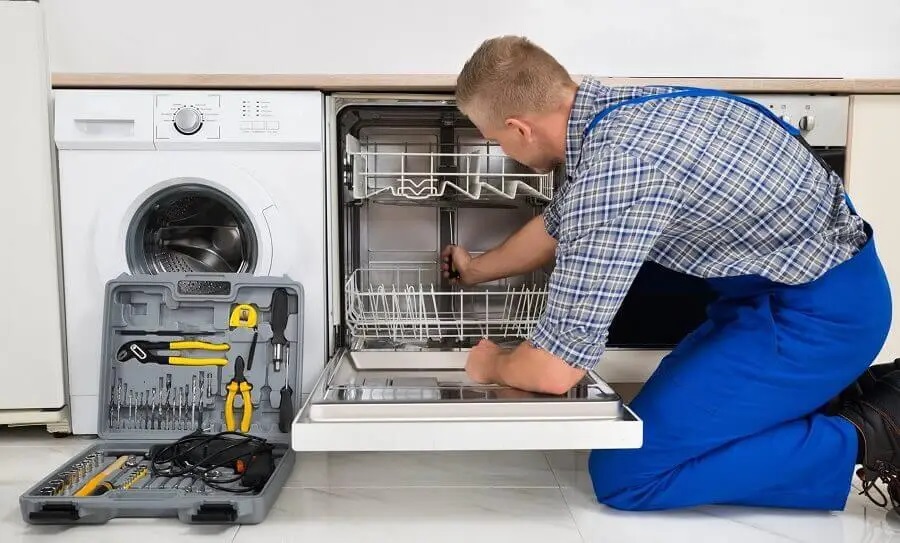 Kaynaşlı Maytag servisi teknisyen ekibi beyaz eşya tamiri yaparken